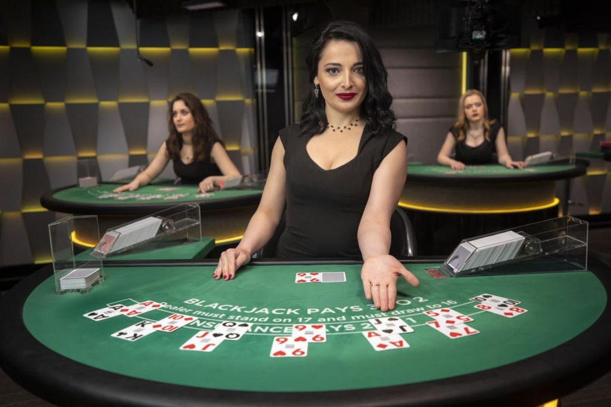 Rolling Slots Live Casino